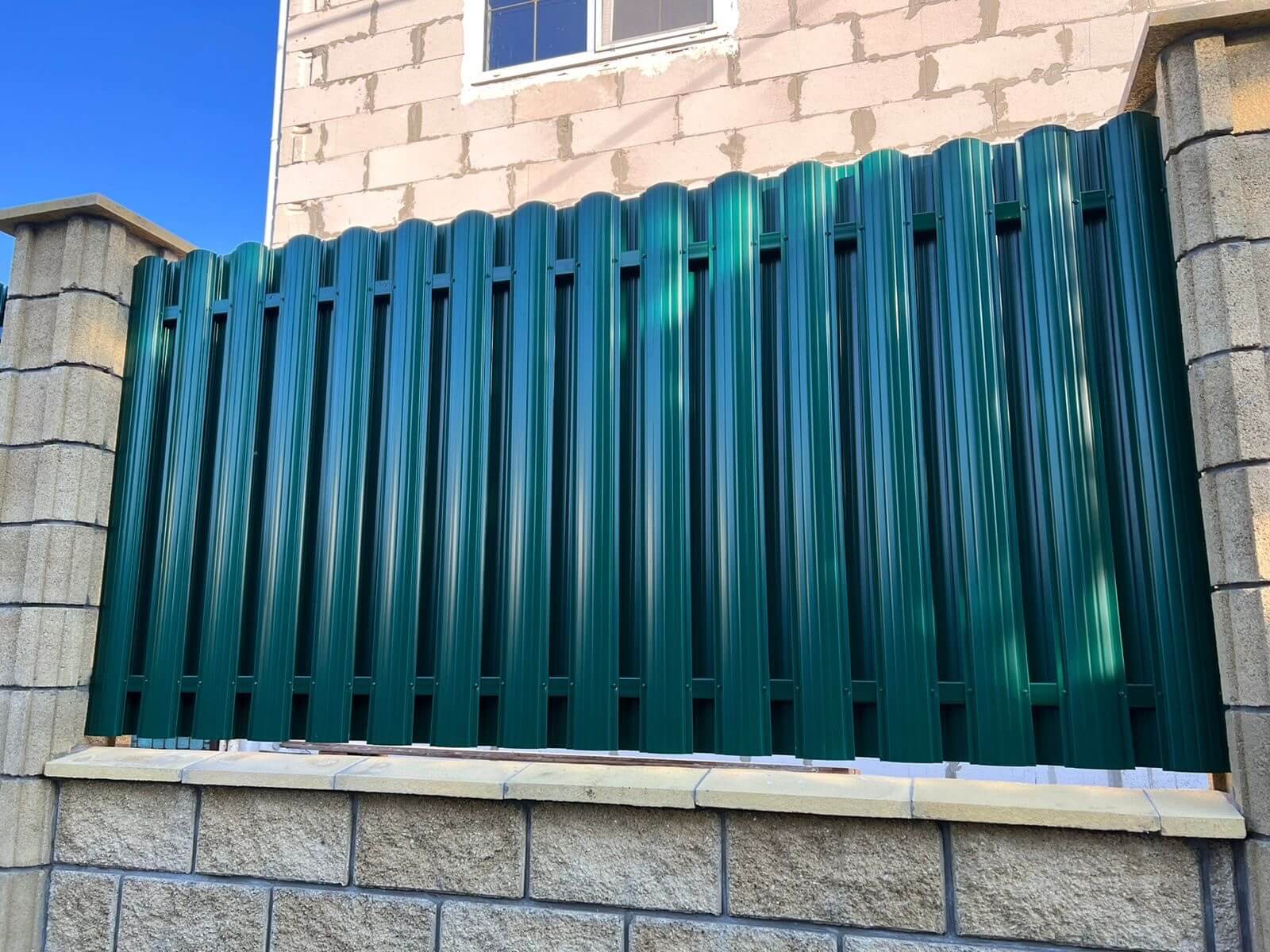 Забор из евроштакетника 22м RAL6005/6005 Зеленый Мох двусторонний фото 2 в Наро-Фоминске