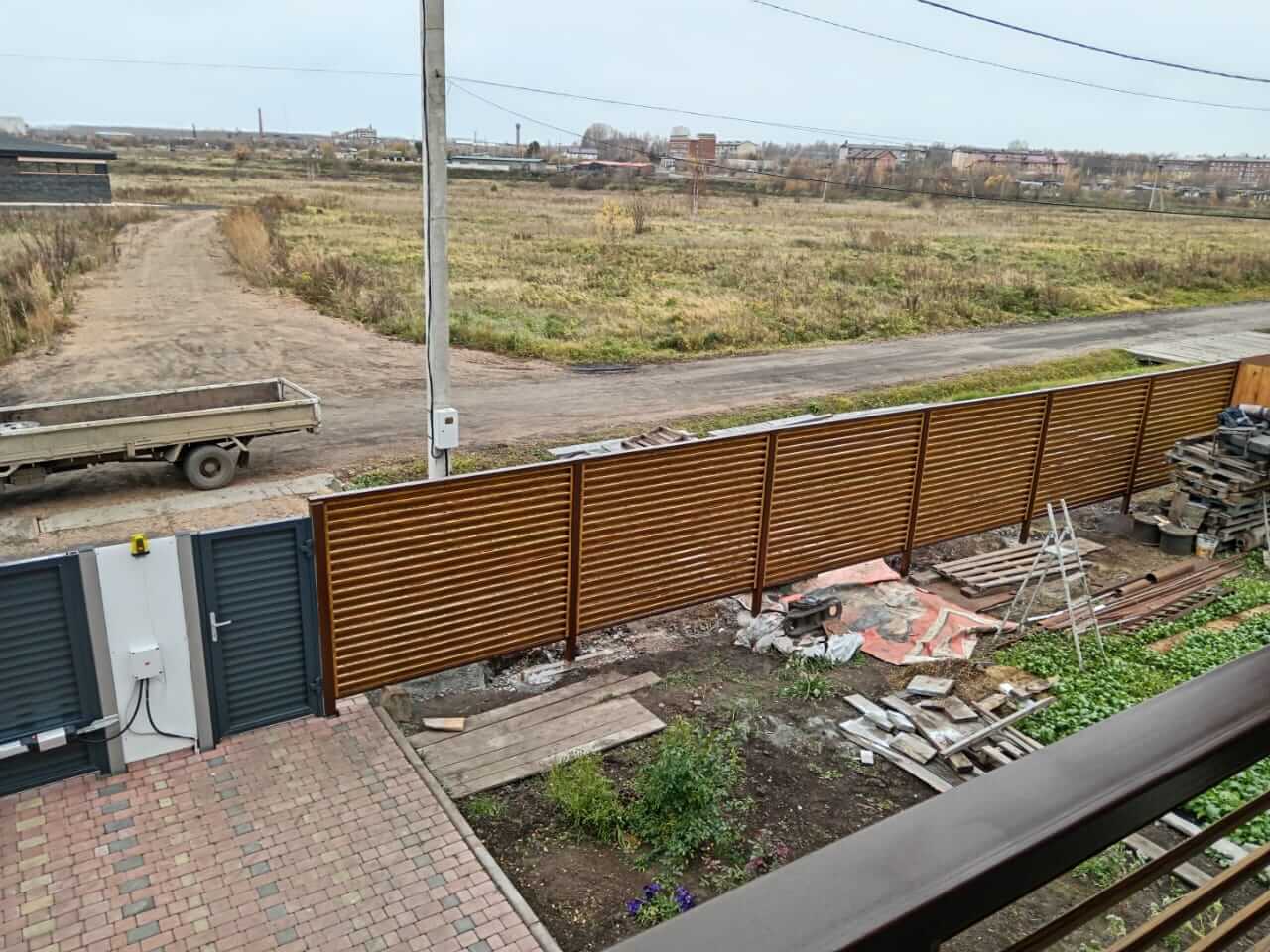 Забор-жалюзи 12м + балконное ограждение из ламелей Еврожалюзи Орех Миланский 3D Принтек фото 2 в Наро-Фоминске