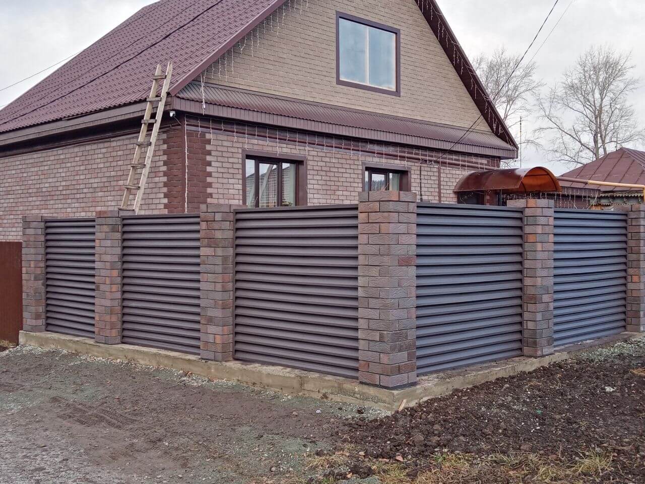Забор-жалюзи из ламелей ЭКО-Z-US (усиленные) 30м RAL8019/8019 Темный Шоколад двусторонний МАТТЕ фото 3 в Наро-Фоминске