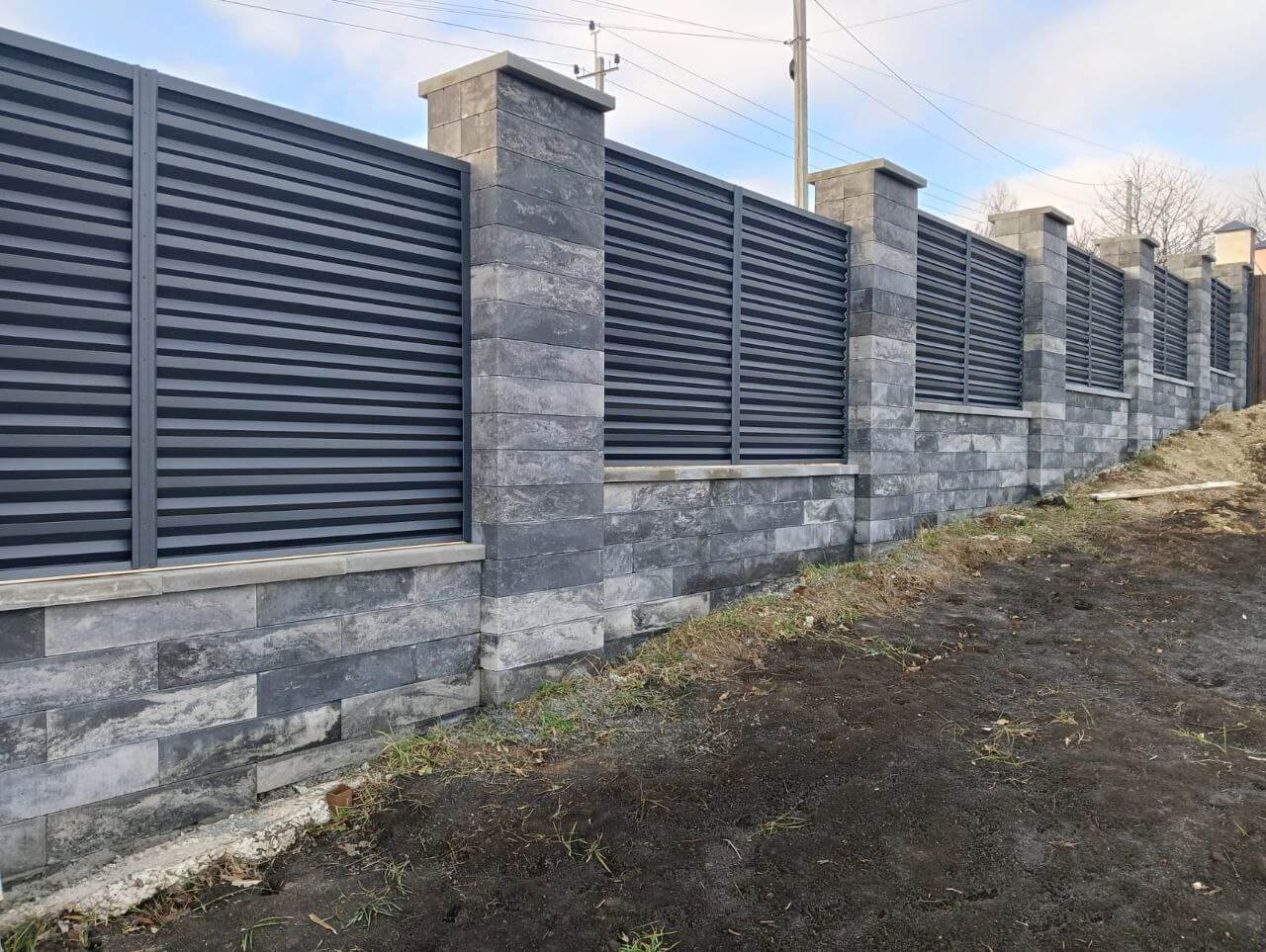 Забор-жалюзи из ламелей Елочка 72м RAL7024/7024 Серый Графит двусторонний МАТТЕ фото 4 в Наро-Фоминске