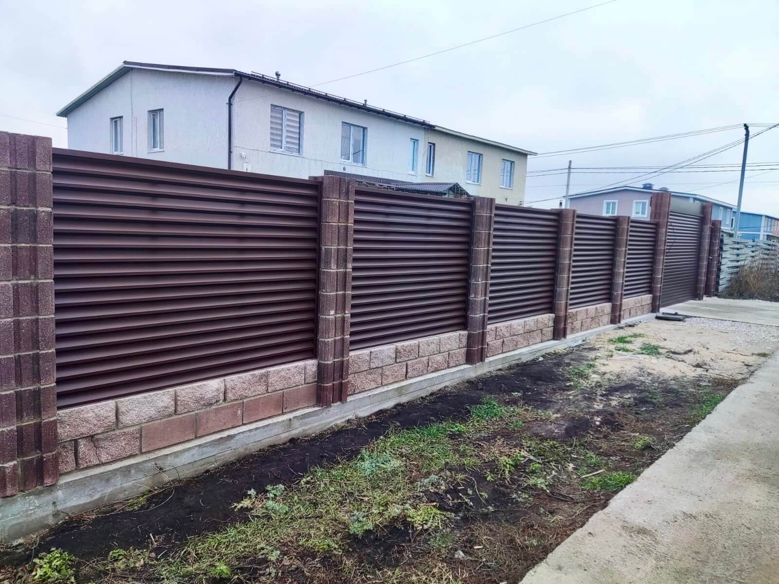 Забор-жалюзи из ламелей ЭКО-Z 13м RAL8019/8019 Темный Шоколад двусторонний МАТТЕ фото 1 в Наро-Фоминске