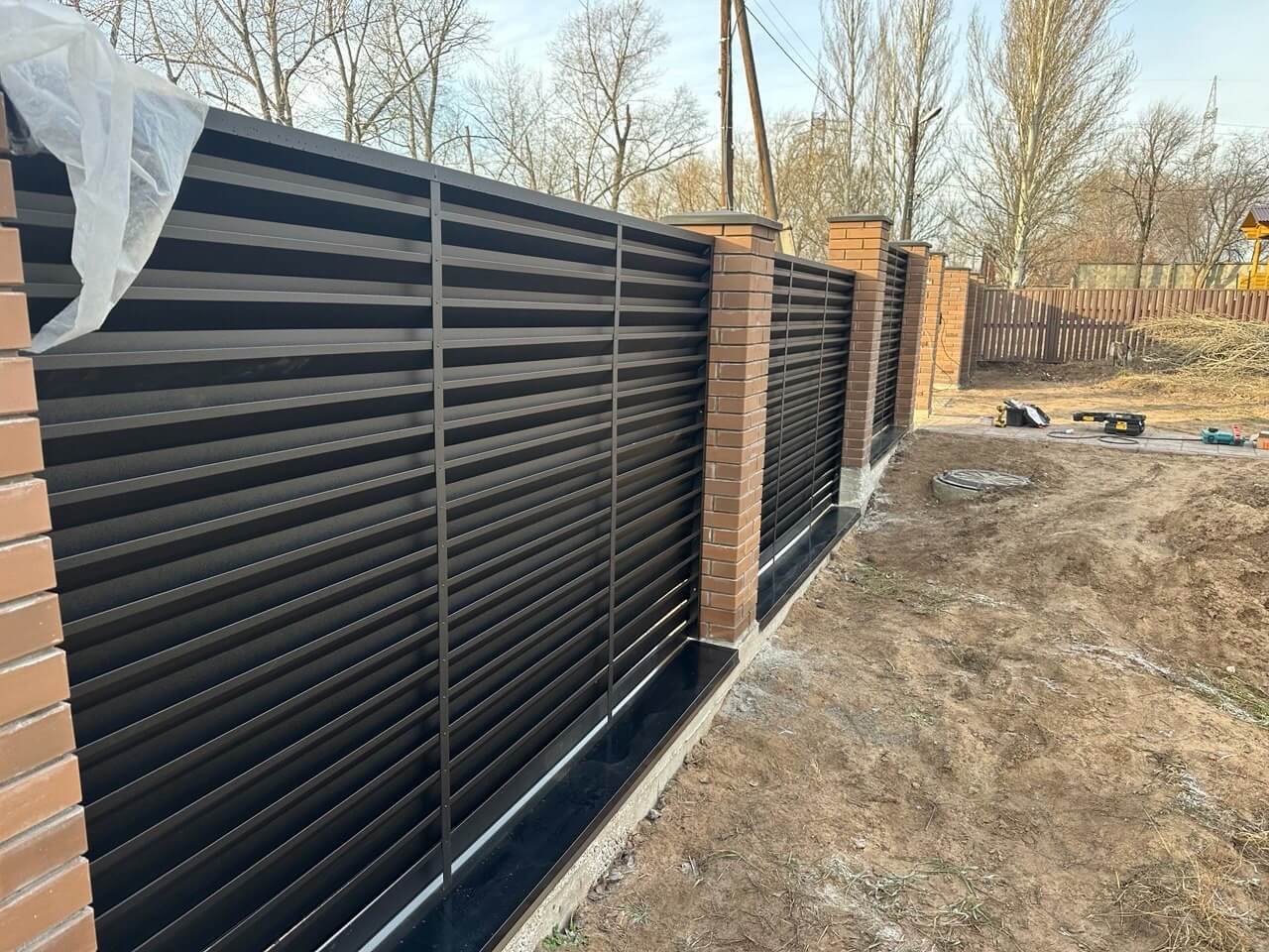 Забор-жалюзи из ламелей Хай-Тек 16м RAL9005/9005 Черный двусторонний МАТТЕ фото 1 в Наро-Фоминске