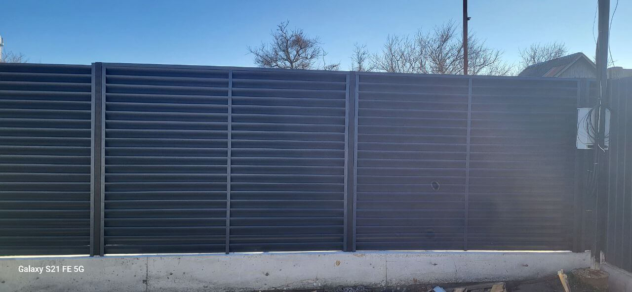 Забор из ламелей еврожалюзи 30м RAL7024/7024 Серый Графит двусторонний фото 6 в Наро-Фоминске