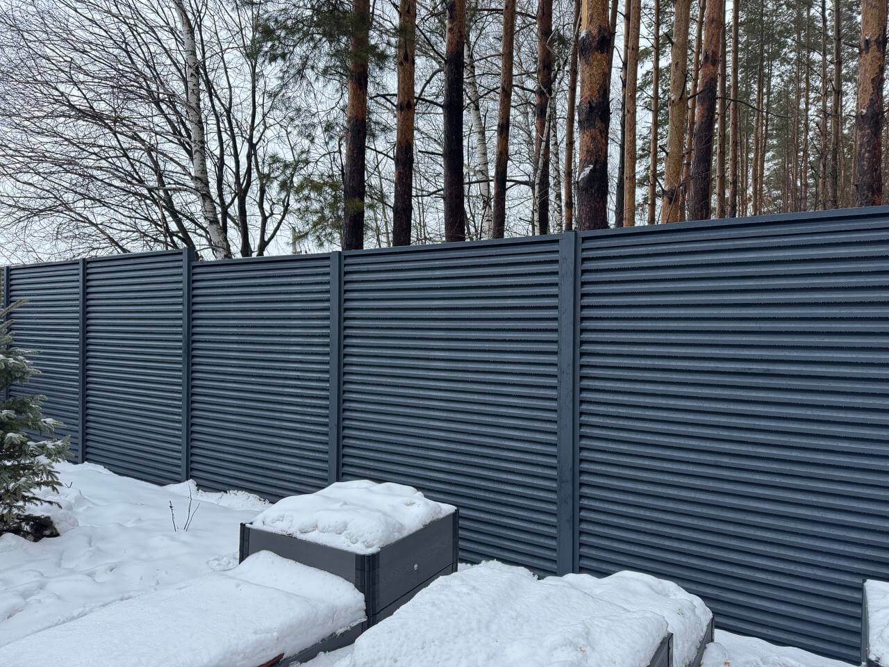 Забор-жалюзи из ламелей ЭКО-Z-US 54м RAL7024/7024 Серый Графит двусторонний МАТТЕ фото 3 в Наро-Фоминске
