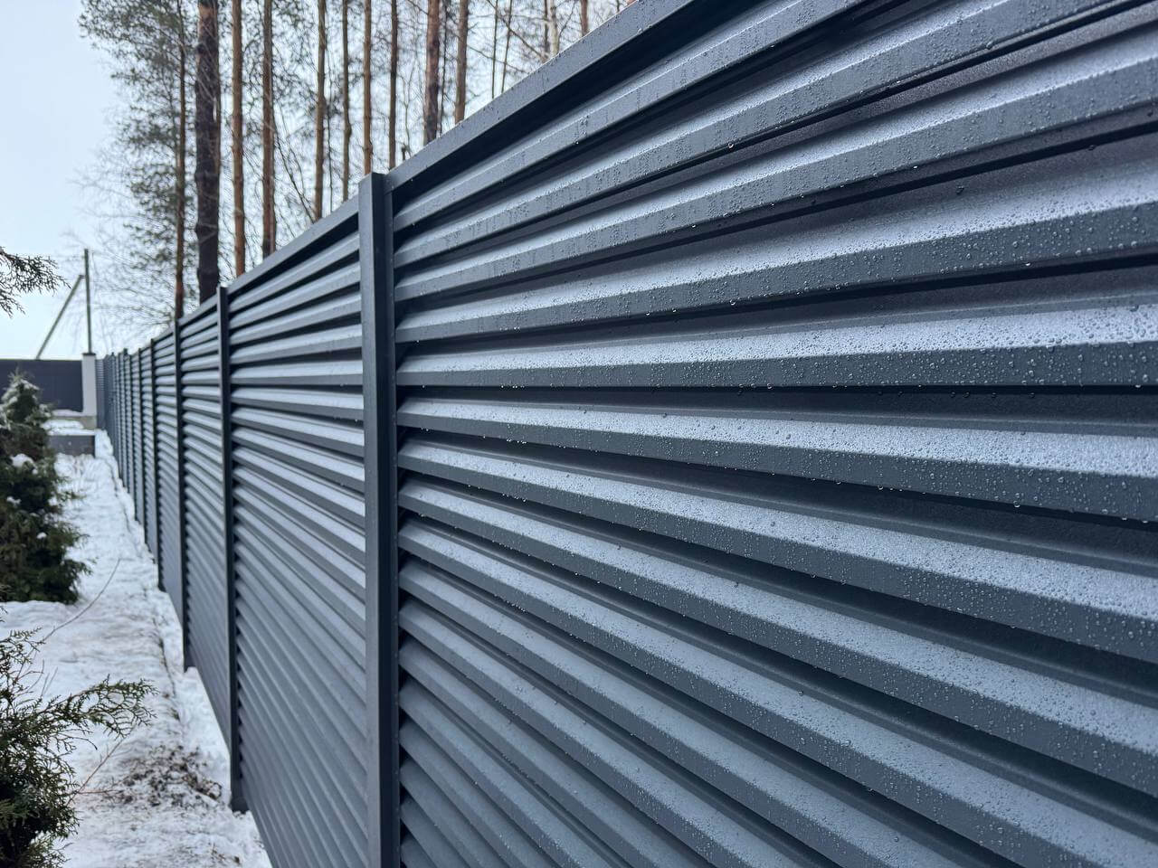 Забор-жалюзи из ламелей ЭКО-Z-US 54м RAL7024/7024 Серый Графит двусторонний МАТТЕ фото 2 в Наро-Фоминске
