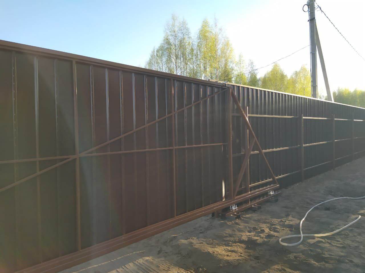 Забор из металлосайдинга ЕВРО-БРУС 25м Темный Каштан 3D Принтек фото 4 в Наро-Фоминске