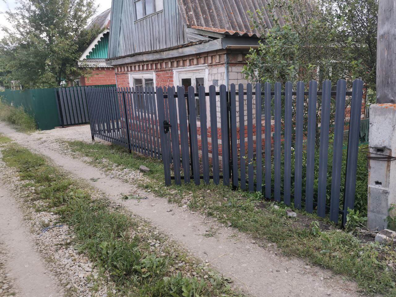 Забор из евроштакетника 7м RAL7024/7024 Серый Графит двусторонний фото 3 в Наро-Фоминске