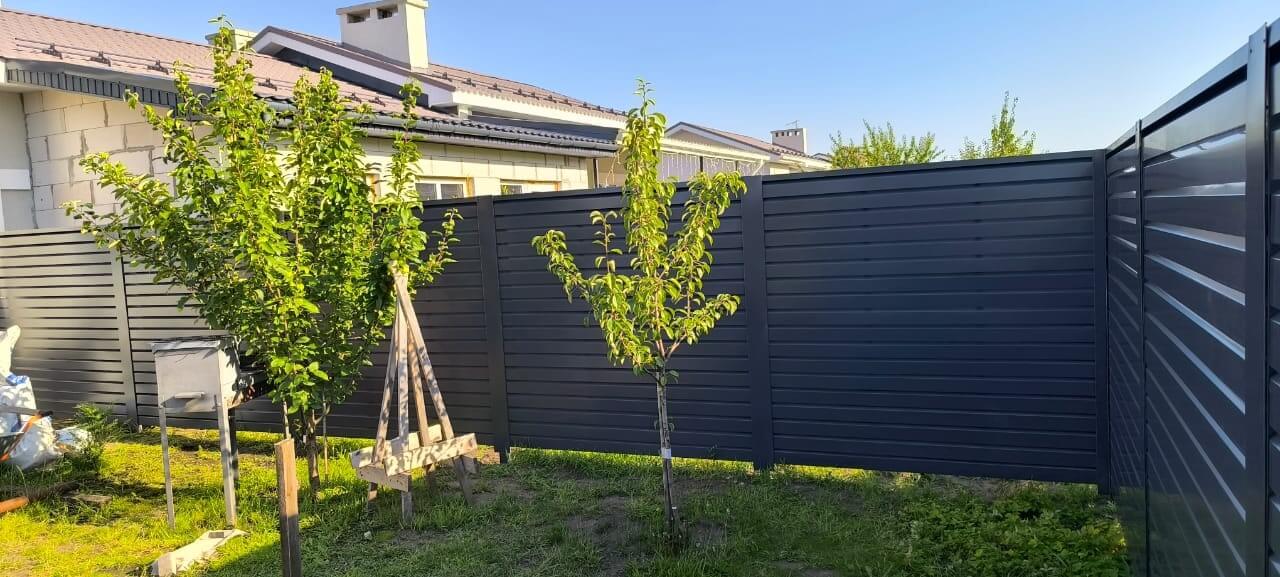 Забор-жалюзи из ламелей Хай-Тек 62м RAL7024/7024 Серый Графит двусторонний фото 4 в Наро-Фоминске