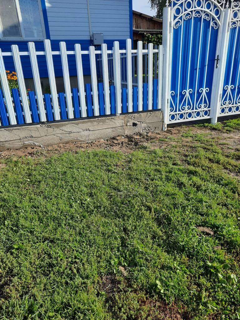 Забор из евроштакетника 14м RAL9003 Белый, RAL5005 Синий Сигнал фото 2 в Наро-Фоминске