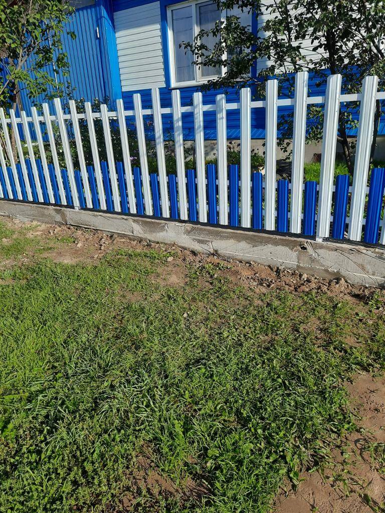 Забор из евроштакетника 14м RAL9003 Белый, RAL5005 Синий Сигнал фото 1 в Наро-Фоминске