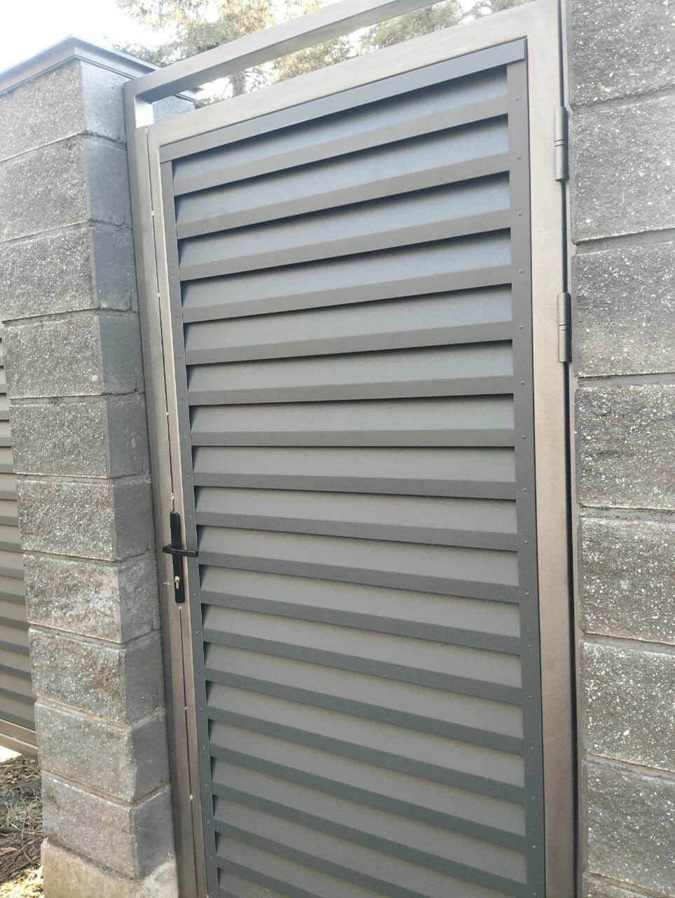 Откатные ворота с калиткой из ламелей Реснички RAL7024/7024 Серый Графит двусторонний МАТТЕ фото 2 в Наро-Фоминске