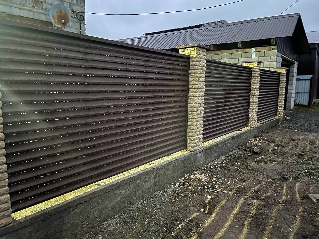 Забор-жалюзи из ламелей ЭКО-Z 18м RAL8017/8017 Шоколад двусторонний фото 6 в Наро-Фоминске