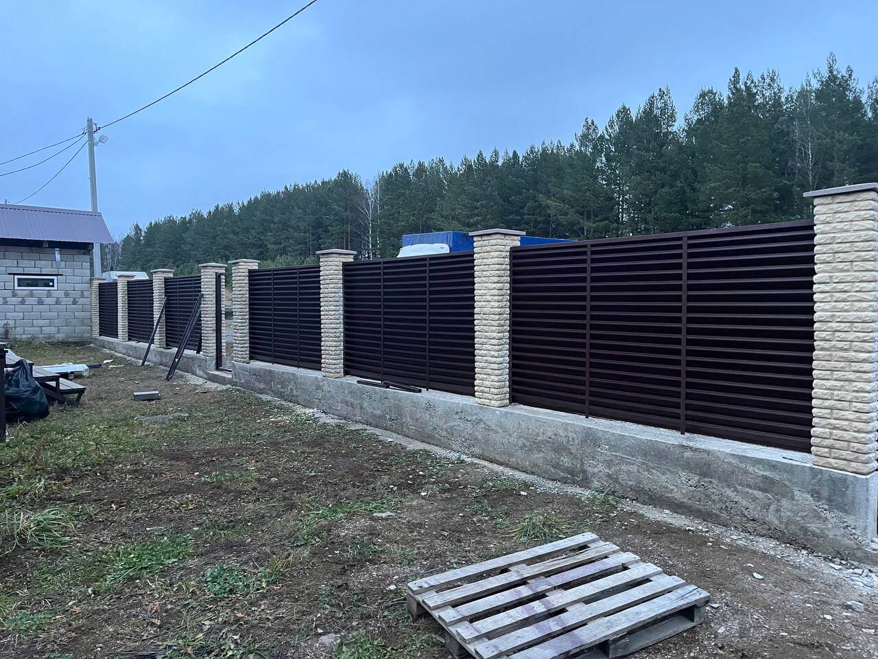 Забор-жалюзи из ламелей ЭКО-Z 18м RAL8017/8017 Шоколад двусторонний фото 3 в Наро-Фоминске
