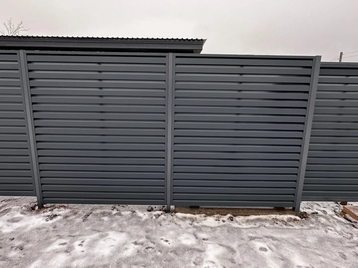 Забор-жалюзи из ламелей Хай-Тек 20м RAL7024/7024 Серый Графит двусторонний МАТТЕ фото 2 в Наро-Фоминске