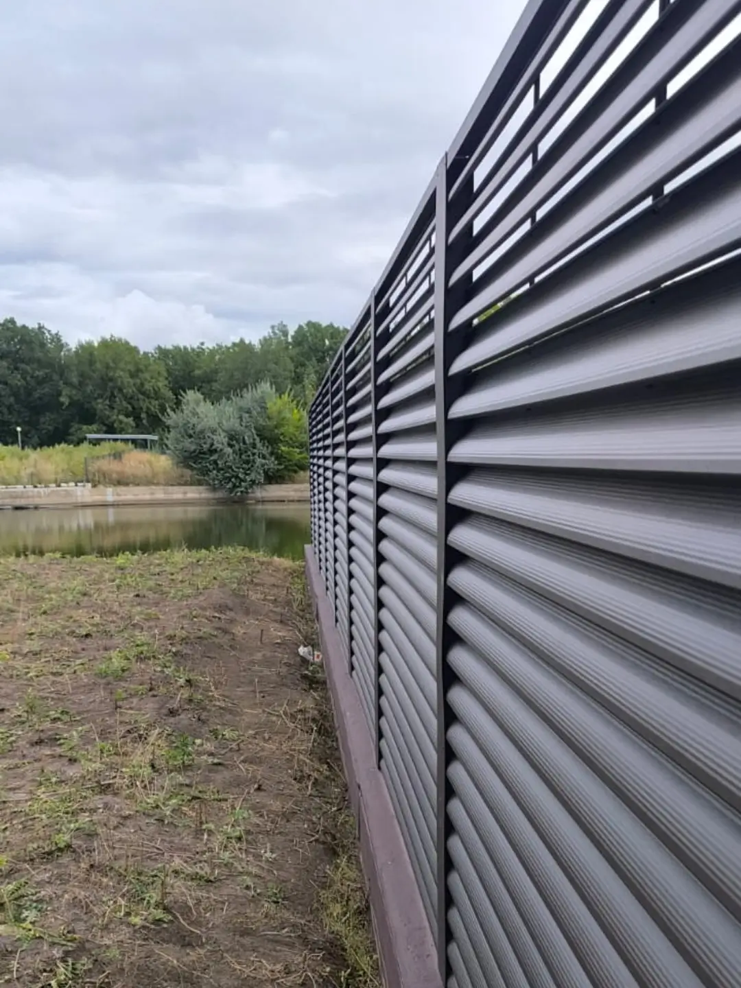 Забор-жалюзи из ламелей еврожалюзи 86м RAL8019/8019 Темный Шоколад двусторонний МАТТЕ фото 7 в Наро-Фоминске