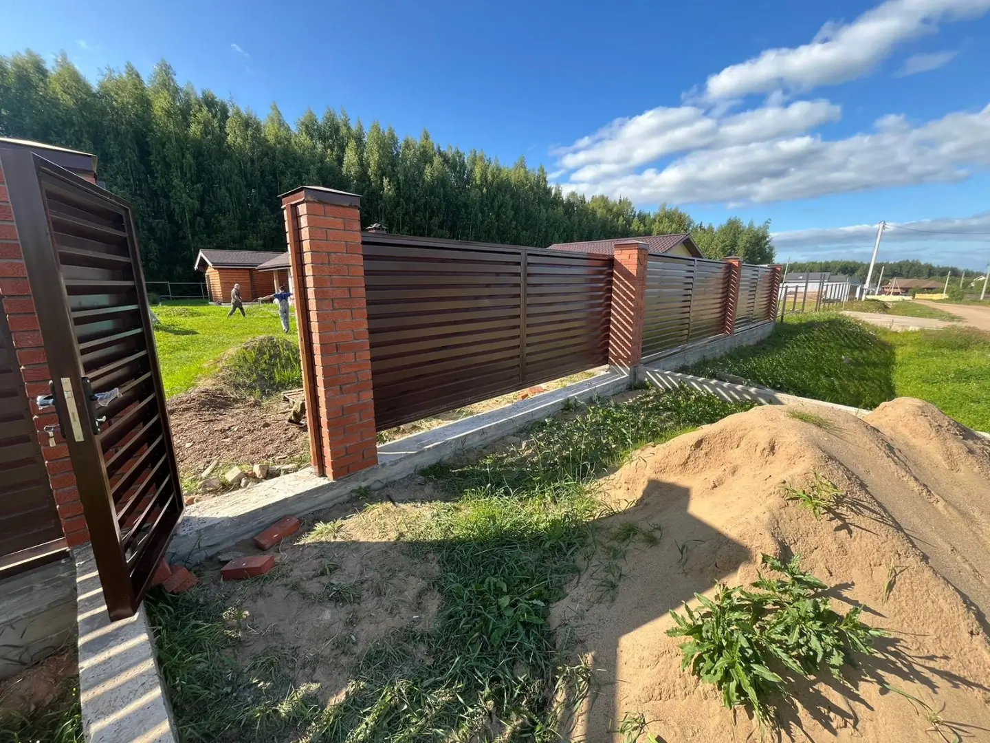 Забор-жалюзи из ламелей Хай-Тек 26м RAL8017/8017 Шоколад двусторонний фото 5 в Наро-Фоминске