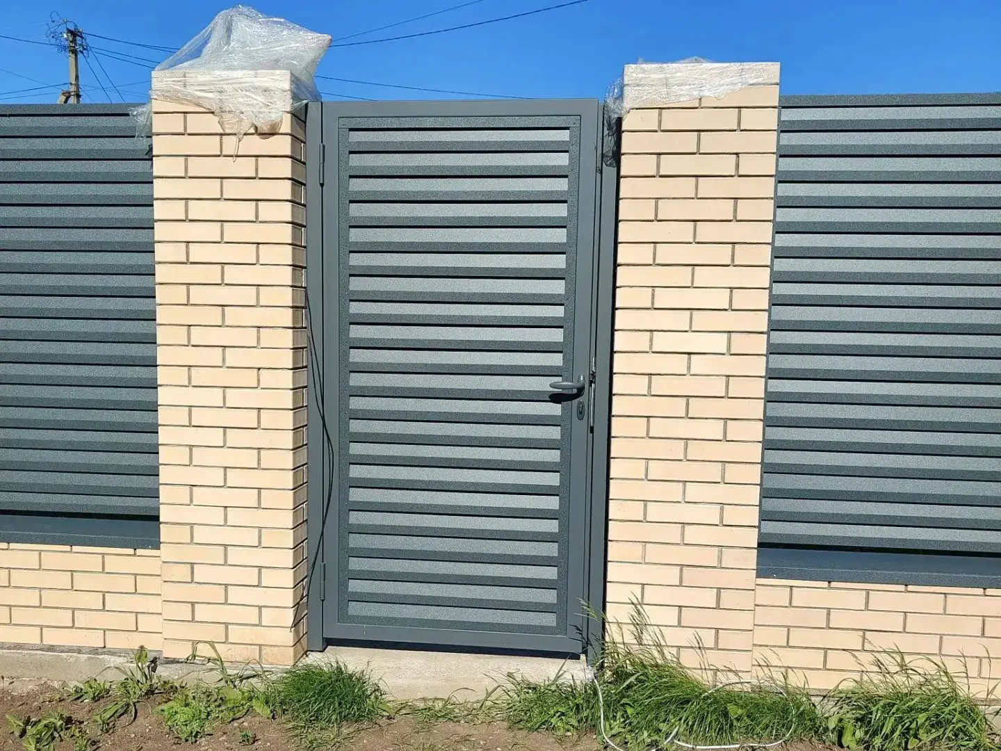Забор-жалюзи из ламелей Реснички 16м RAL7024 Серый Графит Стальной Бархат фото 2 в Наро-Фоминске
