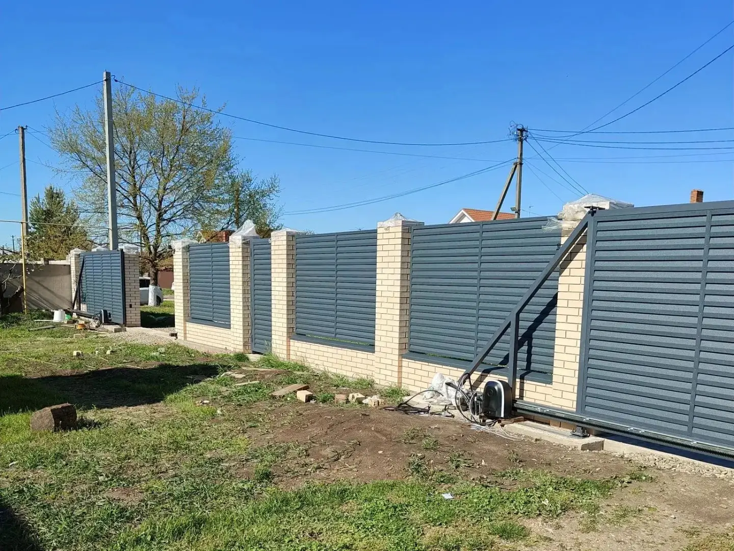 Забор-жалюзи из ламелей Реснички 16м RAL7024 Серый Графит Стальной Бархат фото 1 в Наро-Фоминске