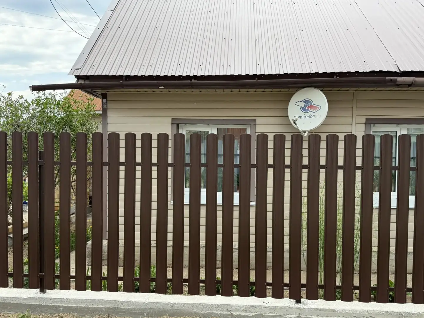 Комбинированный забор из ламелей ЭКО-Z-US и евроштакетника 18м RAL8017 Шоколад МАТТЕ, Полиэстер фото 3 в Наро-Фоминске